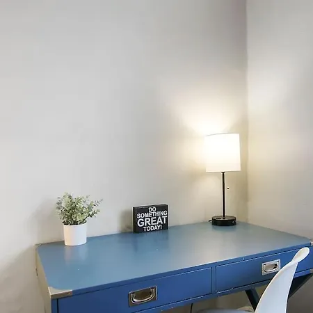 Chic & Fully Furnished 2br - Roscoe 1 Apartment *