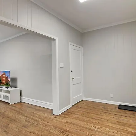 Chic & Fully Furnished 2br - Roscoe 1 Apartment