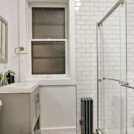 Chic & Fully Furnished 2br - Roscoe 1