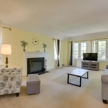 Chic Getaway W/ Fireplace! Apartment *