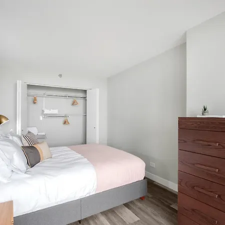 Gold Coast Convertible W Lounge Nr Oak St Chi-83 Apartment