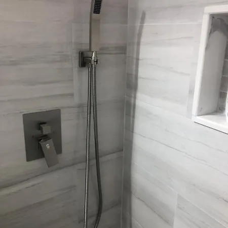 A Secluded Bedroom With A Private Full Bathroom Homestay *