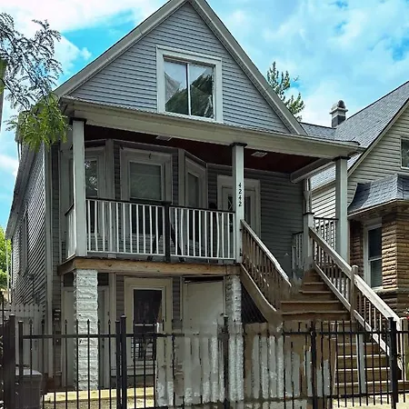 Cozy & Spacious In Irving Park Apartment *