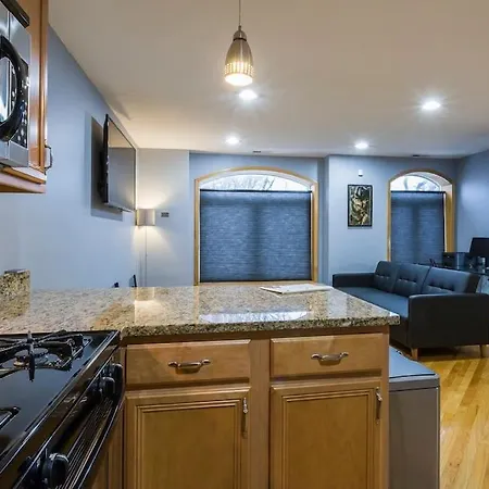 Modern 1bdr 2nd Floor Condominium Chicago