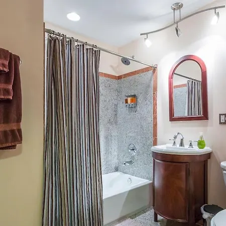 Modern 1bdr 2nd Floor Condominium *