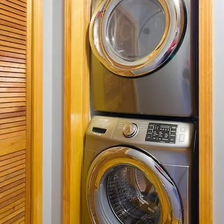 Modern 1bdr 2nd Floor Condominium *