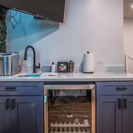 Holiday home Modern Townhome With King & Private Patio Chicago
