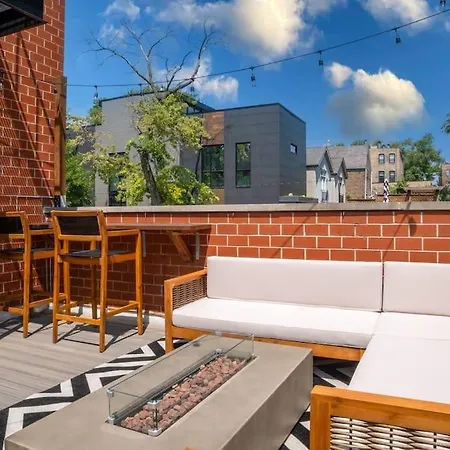 Modern Townhome With King & Private Patio Holiday home *