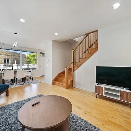 City-view 3-br Rooftop Apartment *