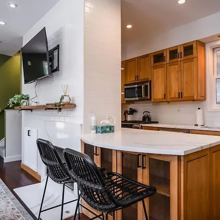 Modern Townhome With King & Private Patio Holiday home *