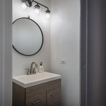 Modern Townhome With King & Private Patio Holiday home
