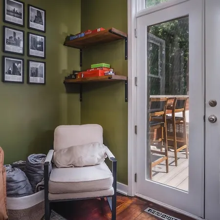 Modern Townhome With King & Private Patio Holiday home *
