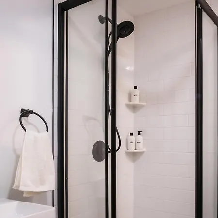 Modern Townhome With King & Private Patio Chicago