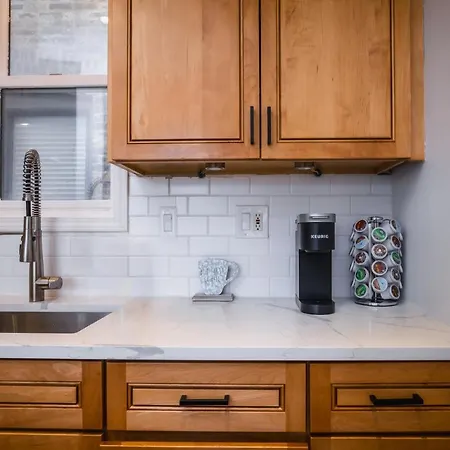 Modern Townhome With King & Private Patio Holiday home