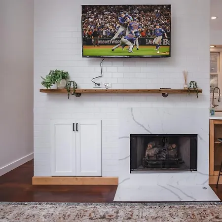 Modern Townhome With King & Private Patio Holiday home *