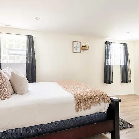 Cozy 2 Brm Mins Away From United Center * Chicago