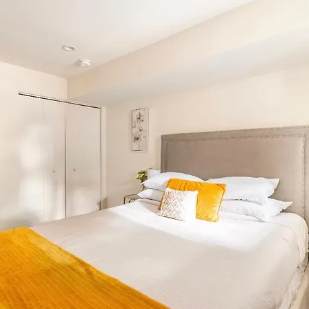Cozy 2 Brm Mins Away From United Center Chicago