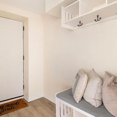 Cozy 2 Brm Mins Away From United Center Apartment