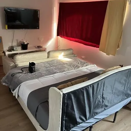 Apartment Luxury King Bed • Remodeled Safe Chicago Condo