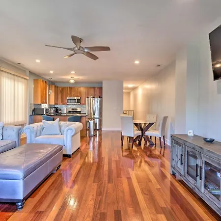 Near Beaches, Parks And Downtown!
