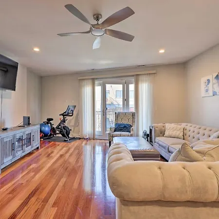 Near Beaches, Parks And Downtown!