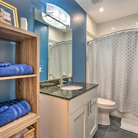 Near Beaches, Parks And Downtown! *