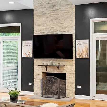 Spacious Luxury Retreat 8 Bed Oasis With 6 Baths Holiday home Chicago