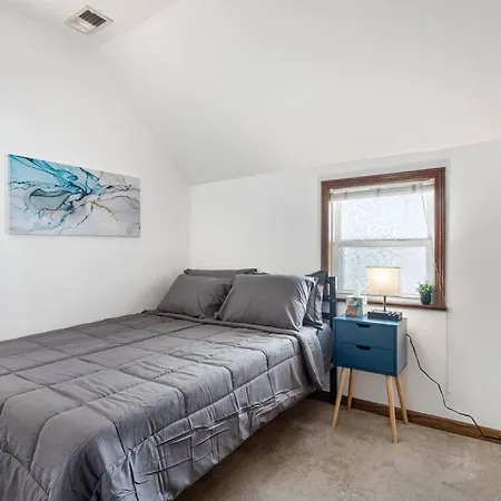 Bright And Modern 2br Apt With Parking And Laundry Chicago