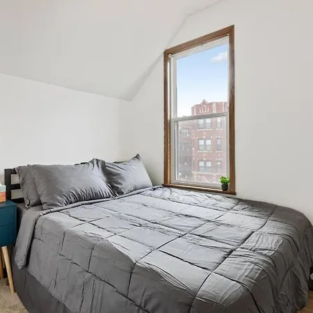 Bright And Modern 2br Apt With Parking And Laundry