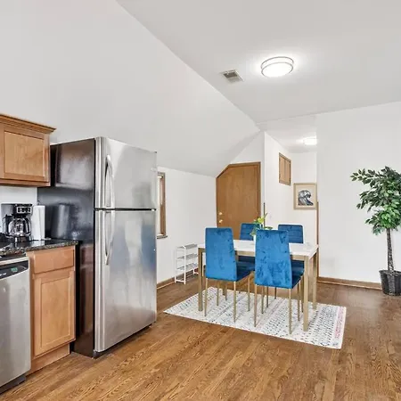 Apartment Bright And Modern 2br Apt With Parking And Laundry Chicago