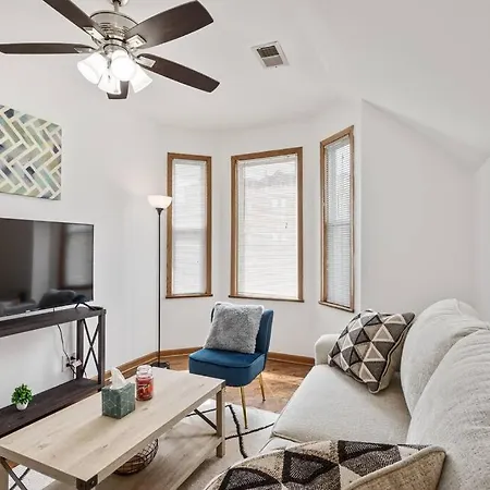 Apartment Bright And Modern 2br Apt With Parking And Laundry *