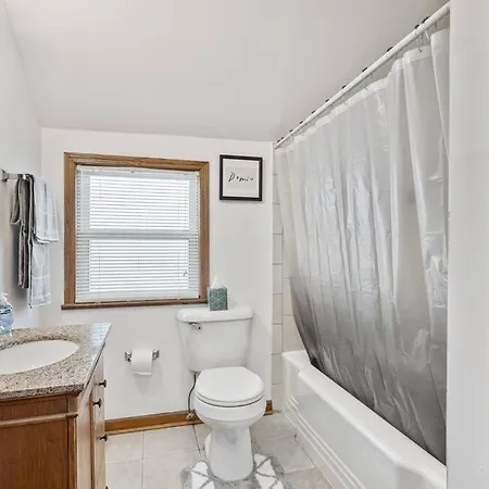 Bright And Modern 2br Apt With Parking And Laundry * Chicago
