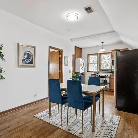 Bright And Modern 2br Apt With Parking And Laundry Apartment Chicago