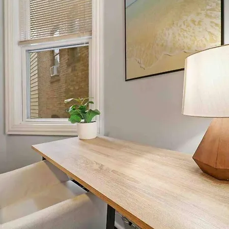 Live The Dream In Wrigleyville's 3br Gem Apartment Chicago
