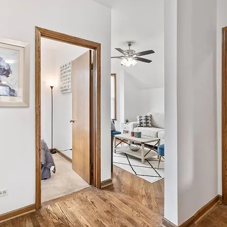 Apartment Bright And Modern 2br Apt With Parking And Laundry *