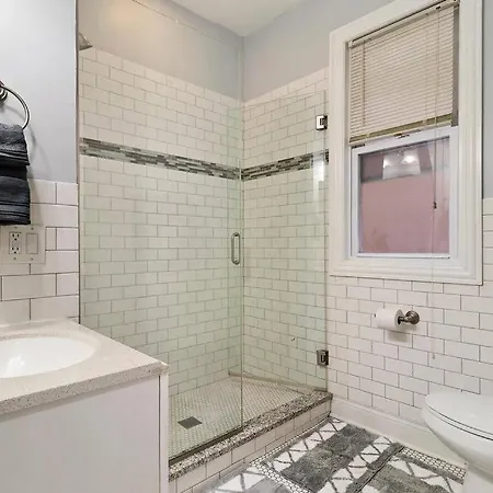 Live The Dream In Wrigleyville's 3br Gem Apartment