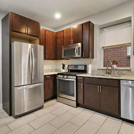 Live The Dream In Wrigleyville's 3br Gem Apartment Chicago