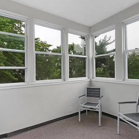 Charming 3br In Prime Location Apartment *