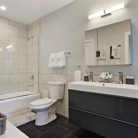 Great Location! 15 Min From Dt -historic Hyde Park Apartment