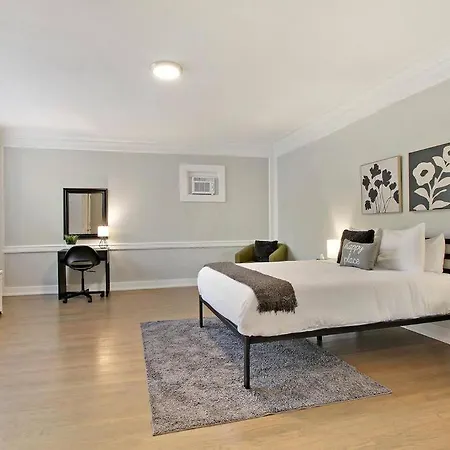 Great Location! 15 Min From Dt -historic Hyde Park Apartment *