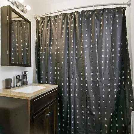 Apartment Charming 3br In Prime Location *
