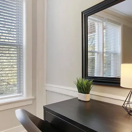 Great Location! 15 Min From Dt -historic Hyde Park Apartment