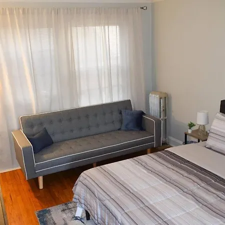 Prime Location W/ Historic Charm Near Shops &parks Chicago