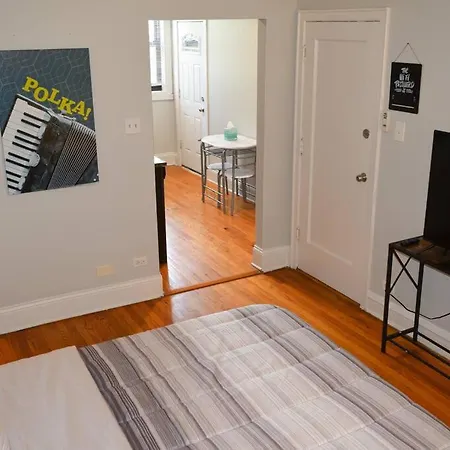 Prime Location W/ Historic Charm Near Shops &parks Apartment Chicago
