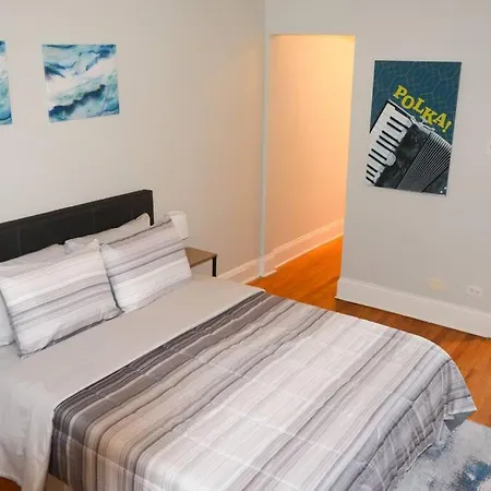 Prime Location W/ Historic Charm Near Shops &parks Chicago
