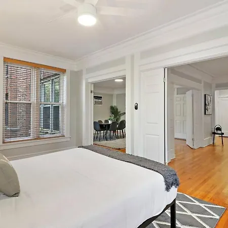 Spacious 4br Apt In Historic Hyde Park Near Beach Chicago