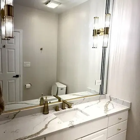 New! Spacious Art Deco Modern 5 Bd/3ba