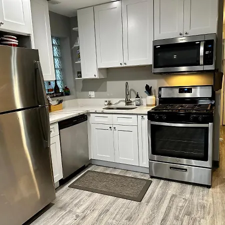 Cozy & Spacious In Irving Park *