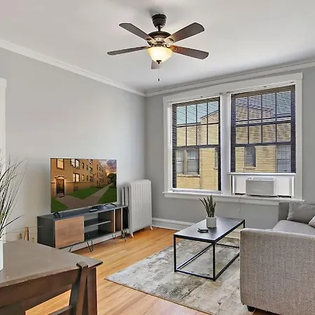 Enchanting 1-bedroom Lakeview - Belmont F6 Apartment