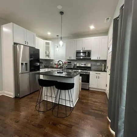 Holiday home Spacious 3 Bedrooms 5 Mins From Lakeshore Drive